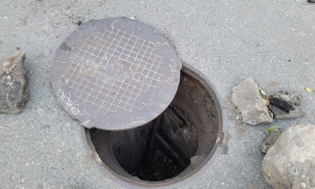 Открытый канализационный люк