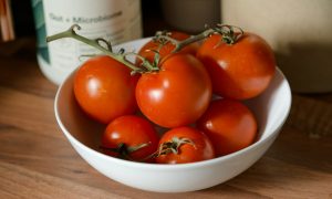 Помидоры в тарелке