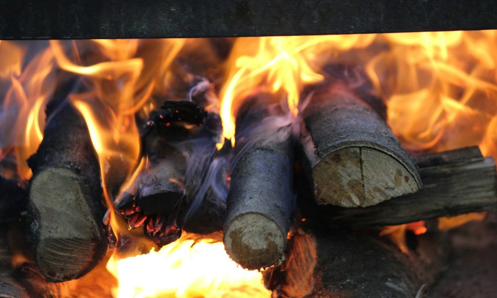 дрова горят