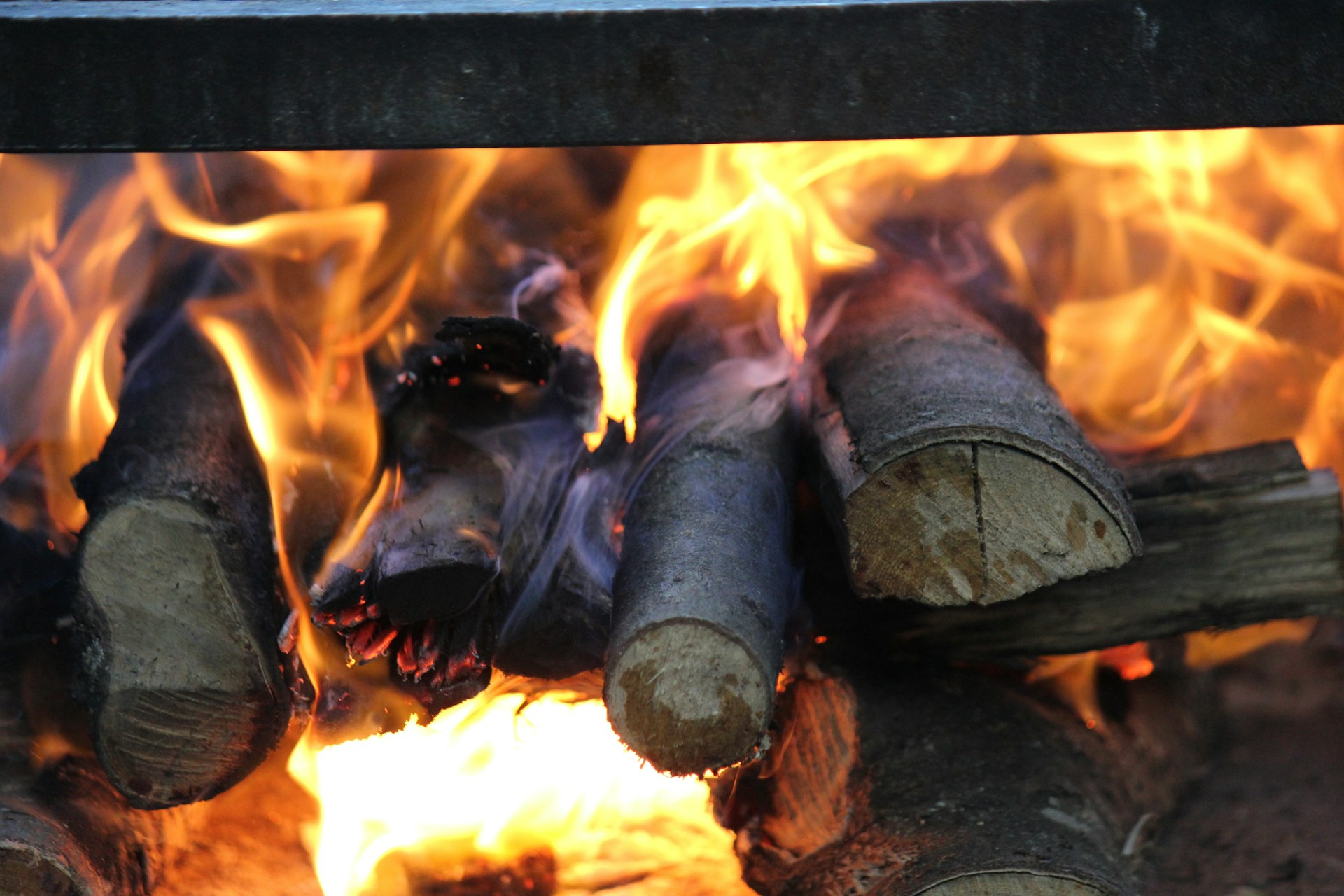 дрова горят