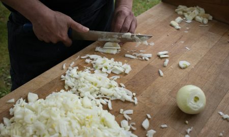 Нарезает лук