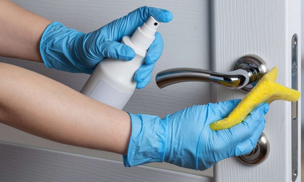 Протирает пыль