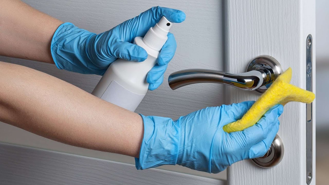 Протирает пыль