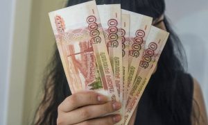 Девушка с деньгами