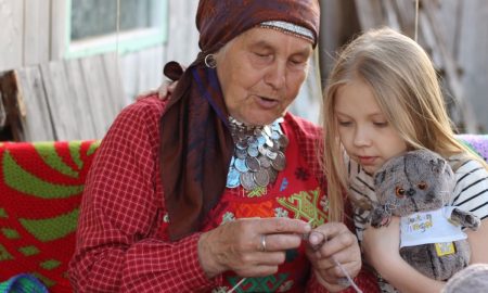 Бабушка с внучкой