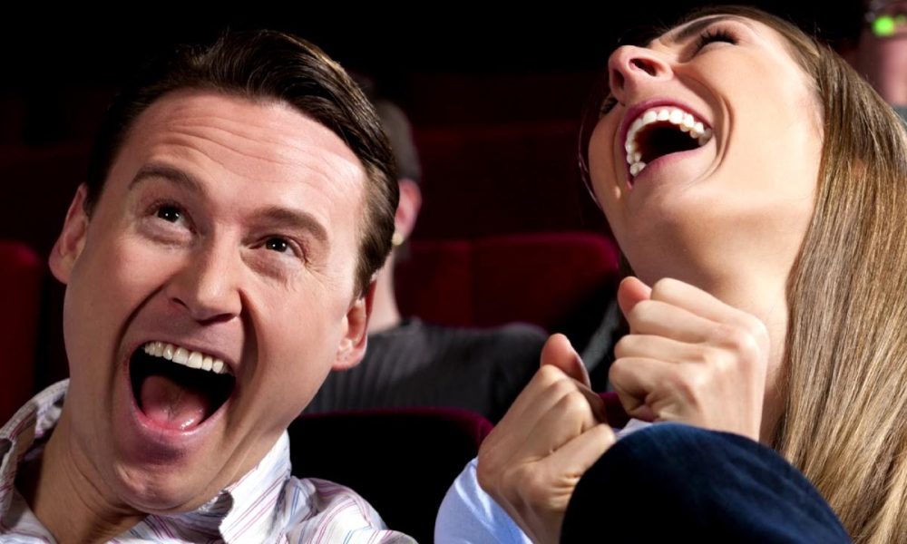 Люди смеются