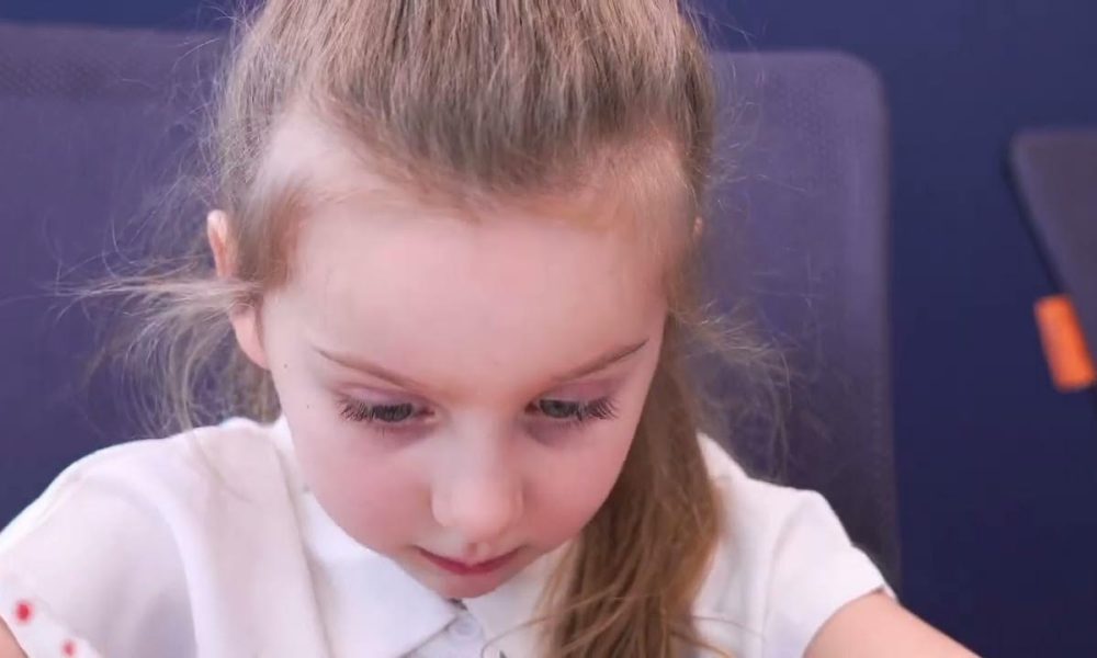 Девочка в школе