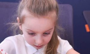 Девочка в школе