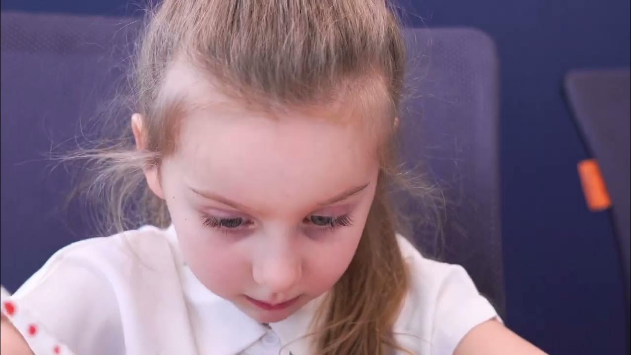 Девочка в школе