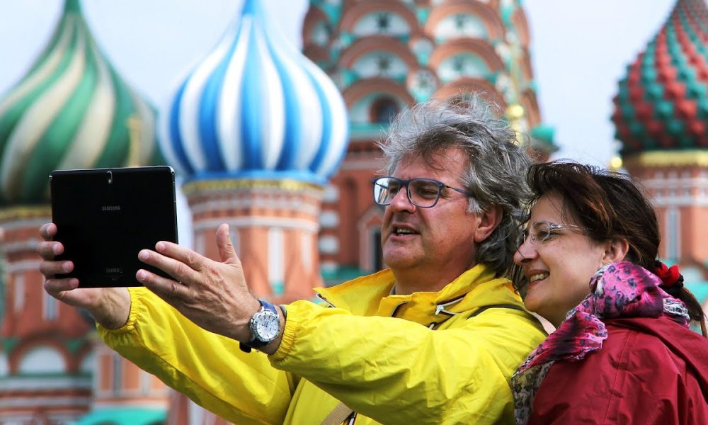 Туристы в России