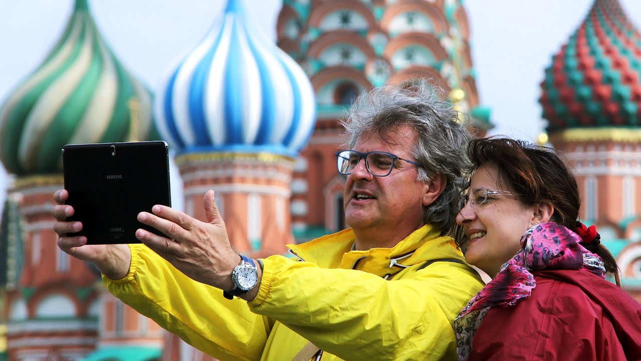 Туристы в России