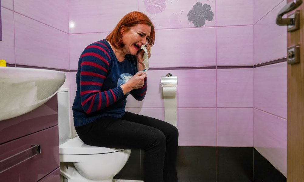 Женщина плачет