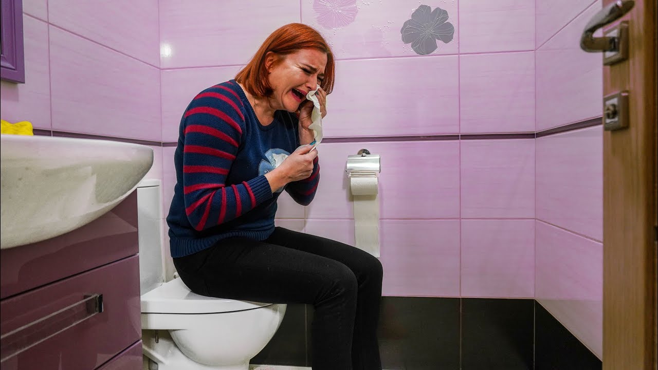 Женщина плачет