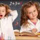 Девочка решает примеры
