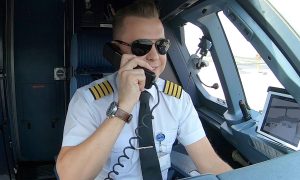 Пилот в самолете