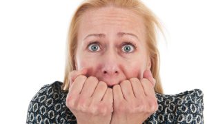 Напуганная женщина