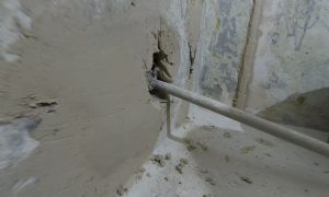 щель от трубы