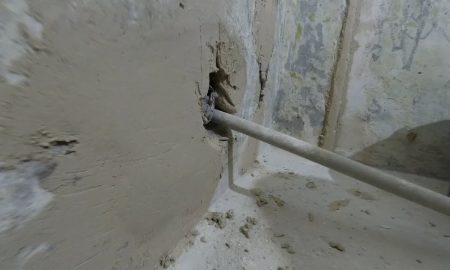 щель от трубы