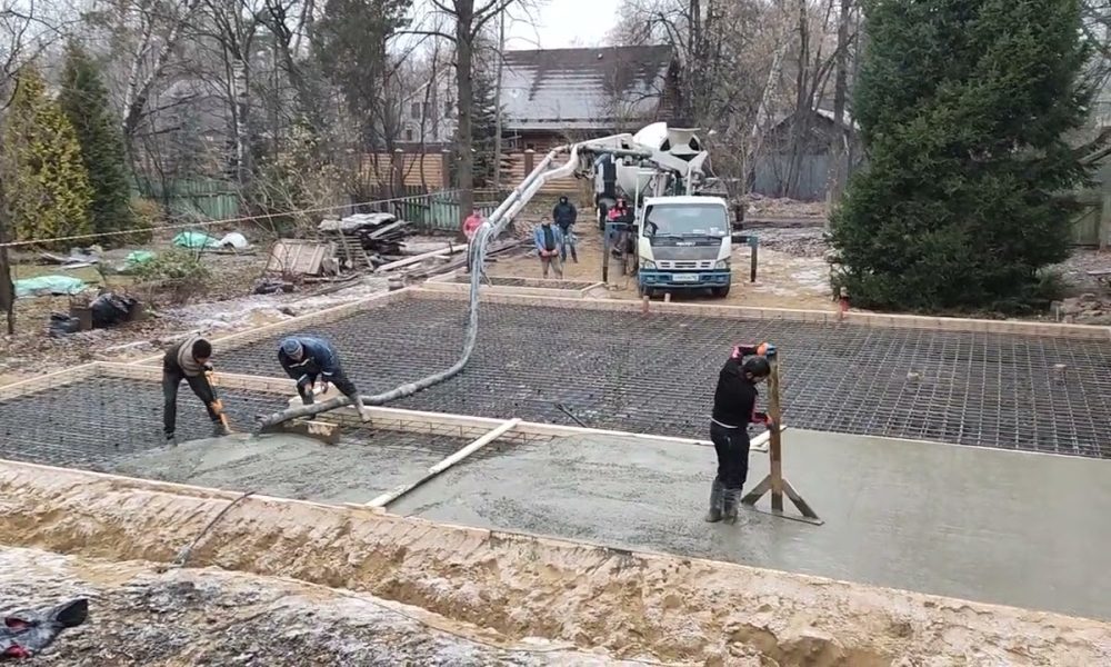 Заливает фундамент