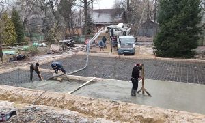 Заливает фундамент