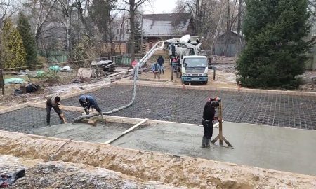 Заливает фундамент