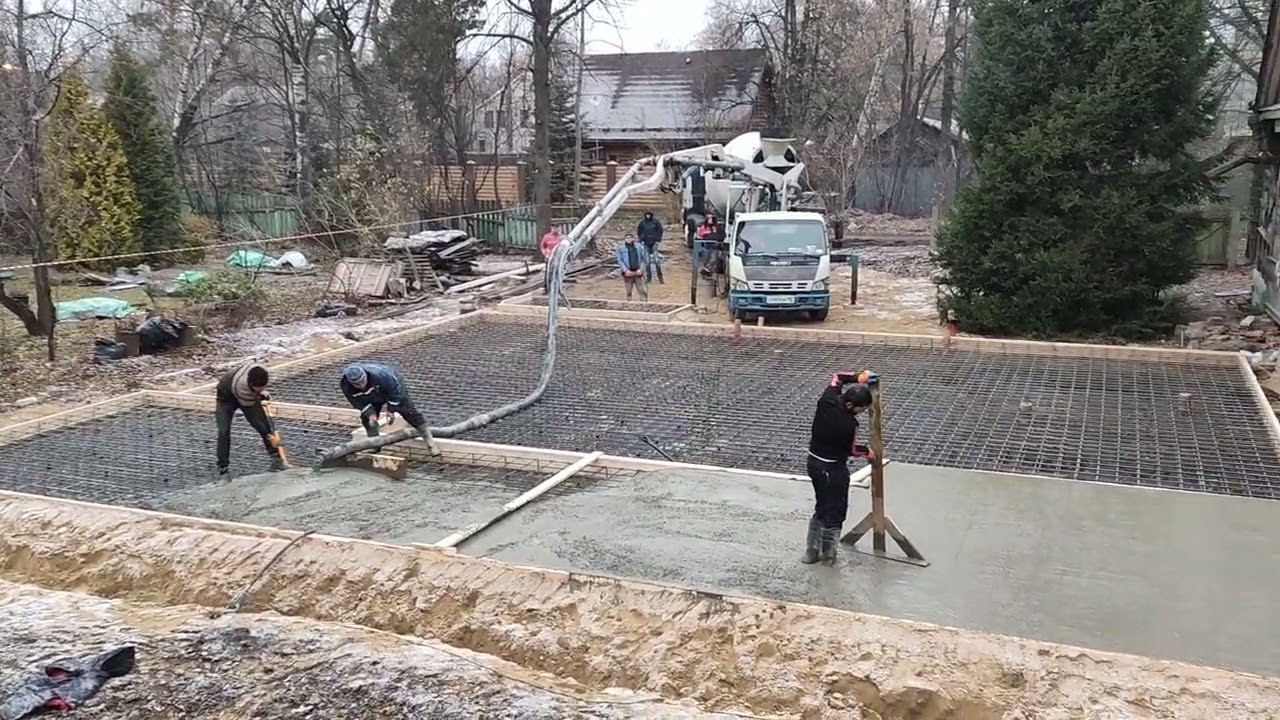 Заливает фундамент