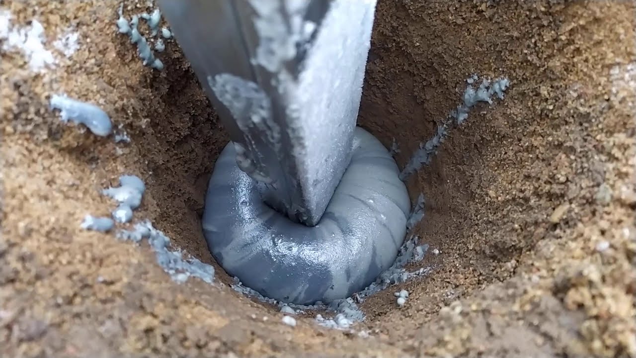 Столб закрепляют