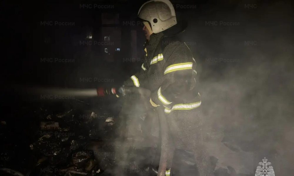 Сотрудник МЧС тушит пожар
