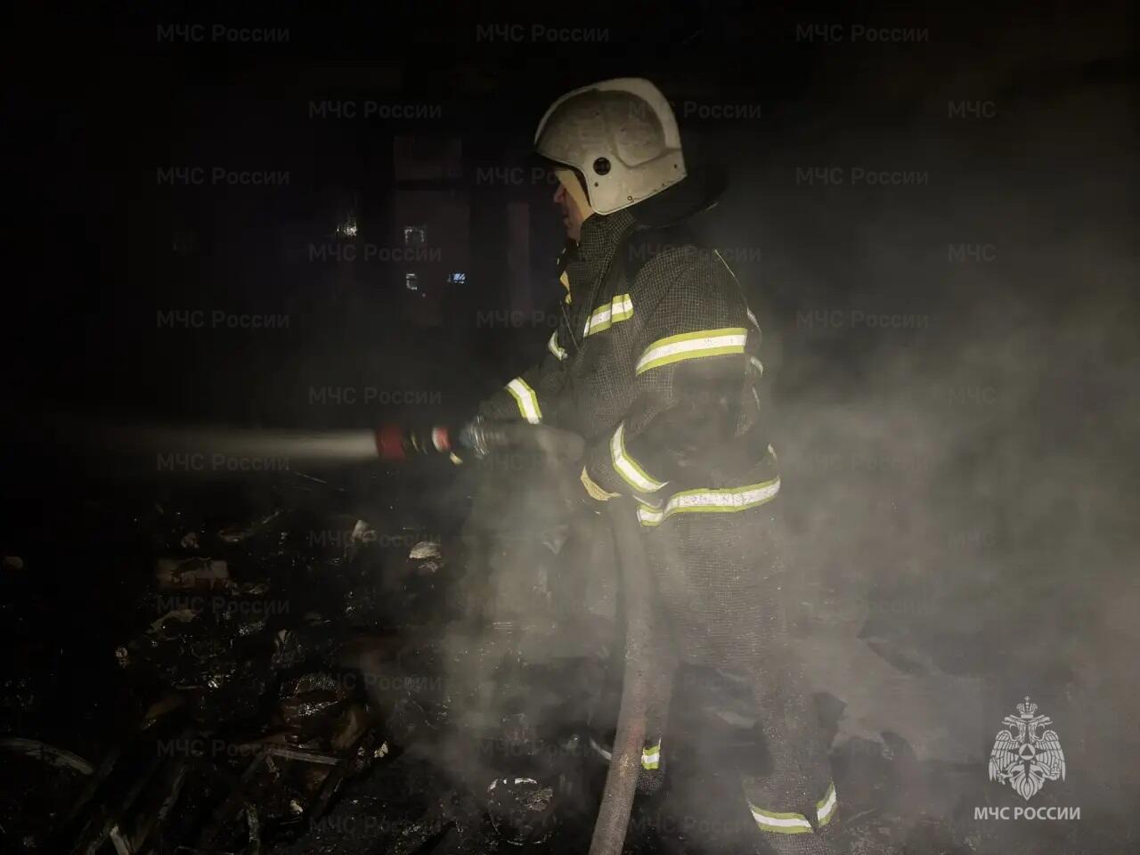 Сотрудник МЧС тушит пожар