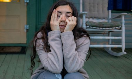 Напуганная девушка