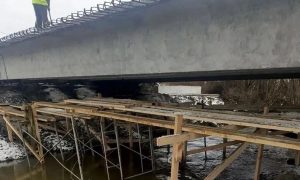 Рабочие ремонтируют мост