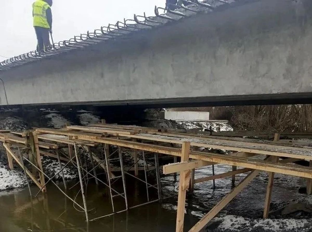 Рабочие ремонтируют мост
