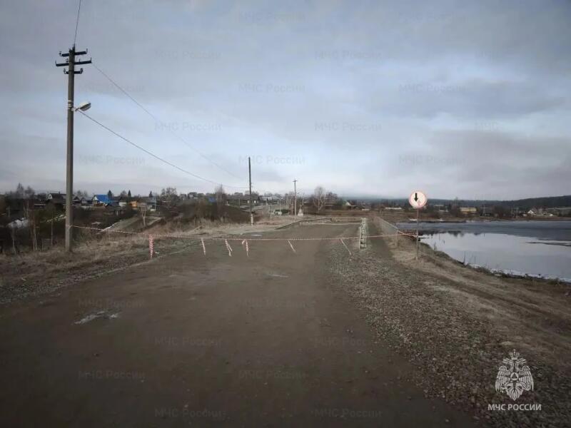 На водохранилище рухнул мост