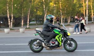 Мотоцикл едет по улице