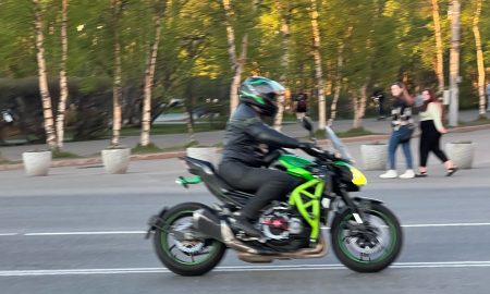 Мотоцикл едет по улице