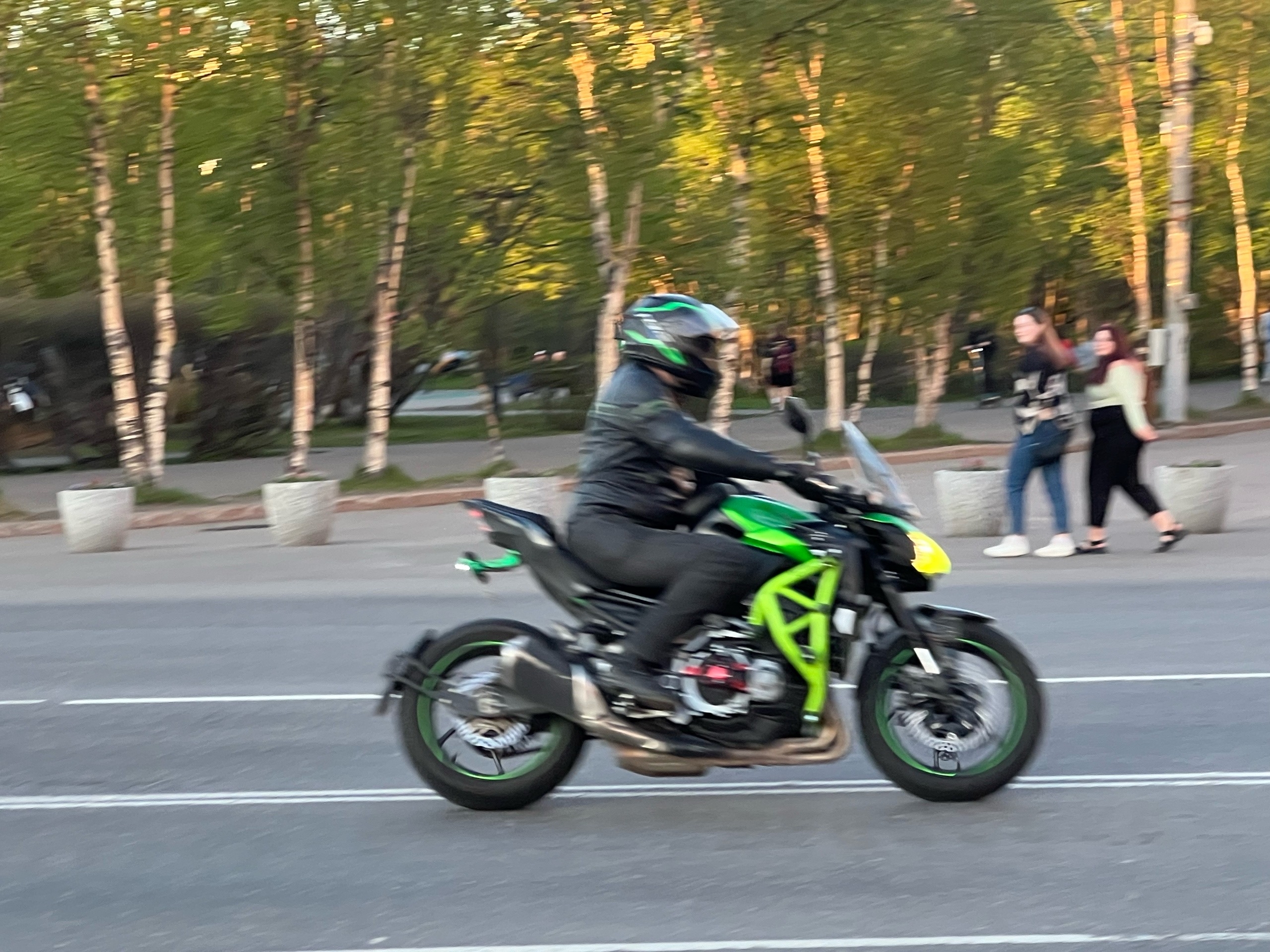 Мотоцикл едет по улице