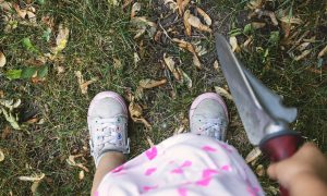 Садовод с лопаткой