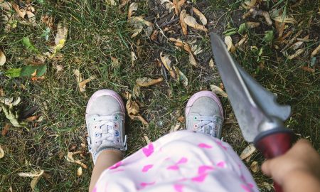 Садовод с лопаткой