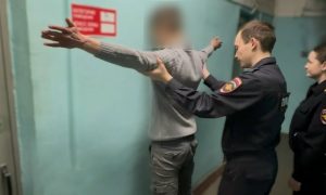 Досмотр задержанного мужчины