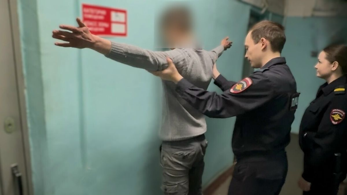 Досмотр задержанного мужчины