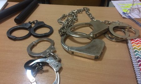 Наручники лежат на столе