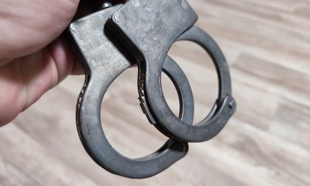 Мужчина держит наручники