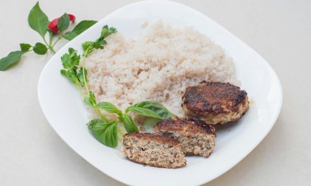 Котлеты на тарелке с гарниром