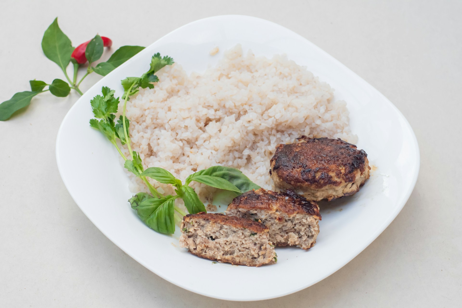 Котлеты на тарелке с гарниром