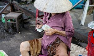 Бабушка с деньгами