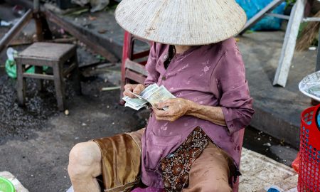 Бабушка с деньгами