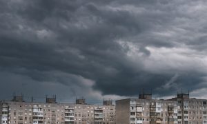 Темные тучи над городом