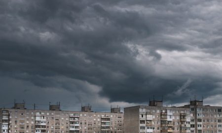 Темные тучи над городом