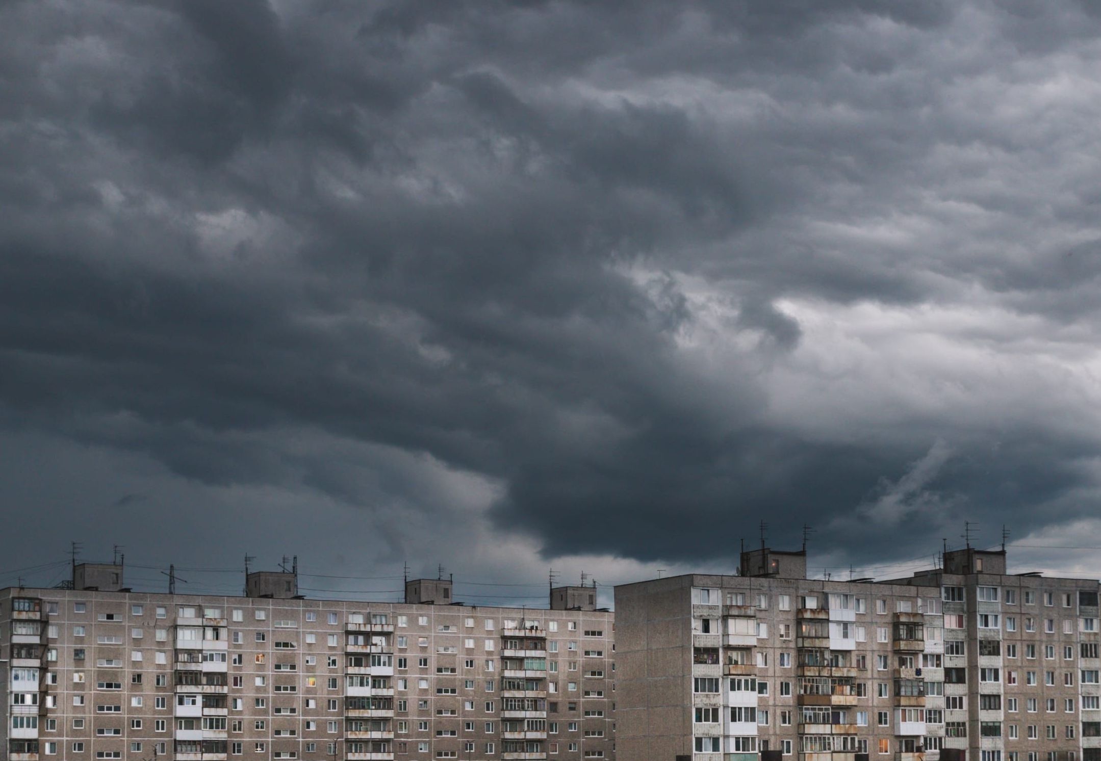 Темные тучи над городом