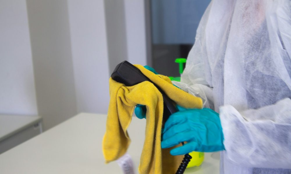 Человек убирается